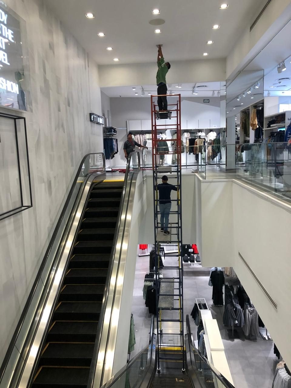 Andamio en plaza comercial